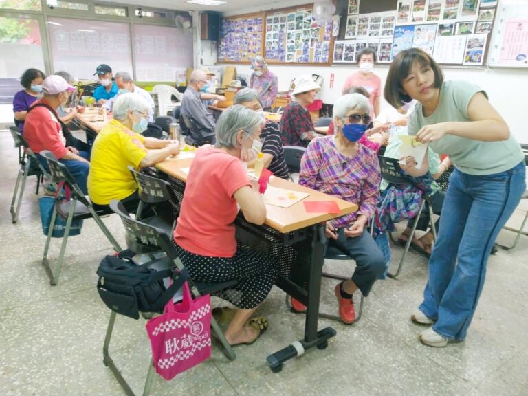 社區 銀髮族 剪紙教學